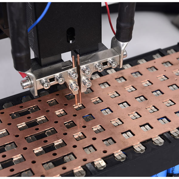 動力電池點焊機工作現場